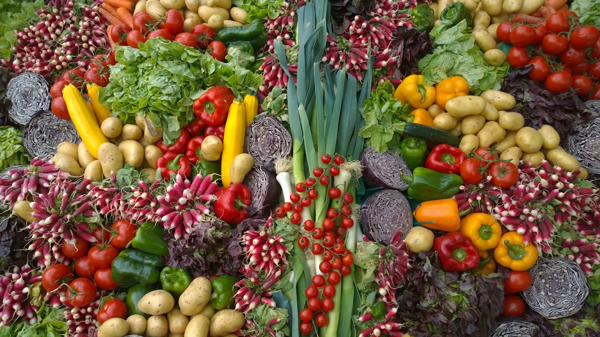 Salată cu pește și legume proaspete